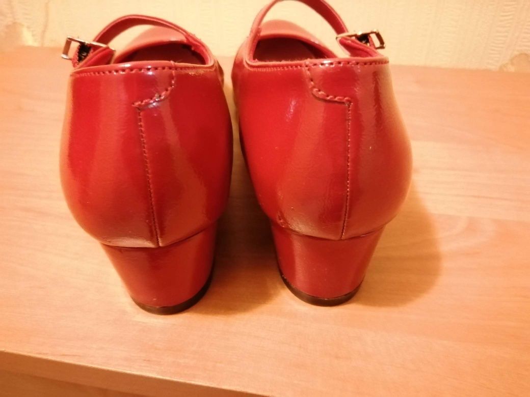 Туфлі з натуральної шкіри бренду M&S червоні лаковані