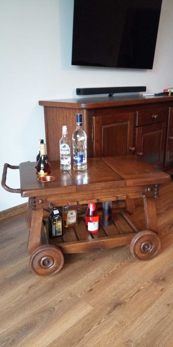 Dębowy stolik na alkohol