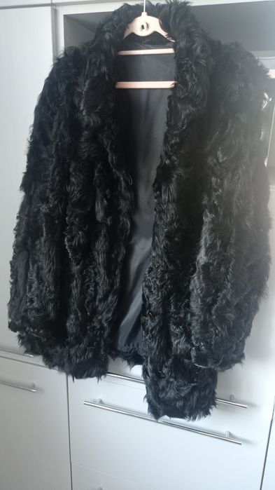 Sprzedam czarne futro .