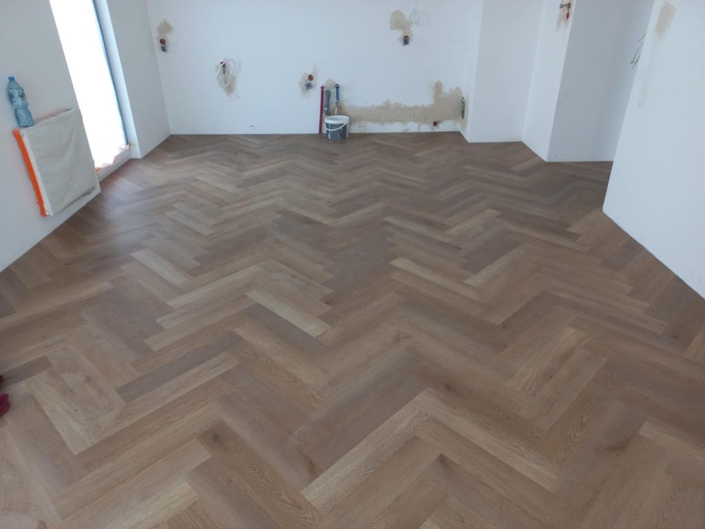 Podłogi,  parkiety, listwy przypodłogowe,  tarasy .