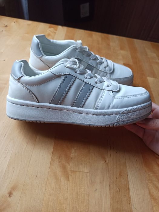 Białe adidasy damskie