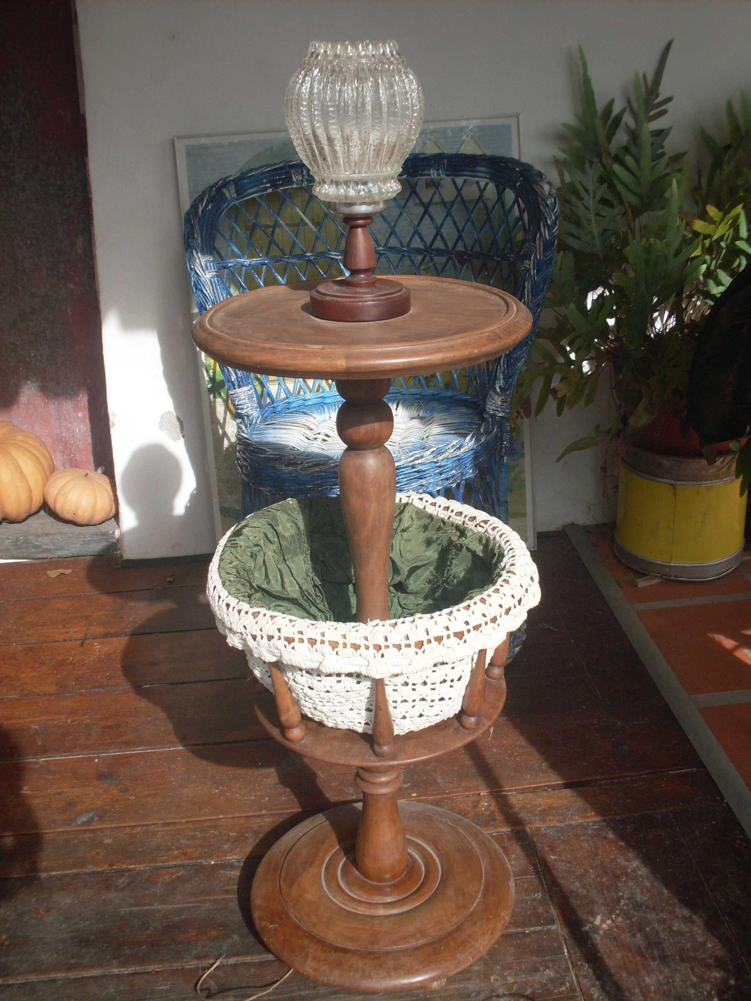 Candeeiro pe alto antigo vintage madeira com cesto para lã tricot