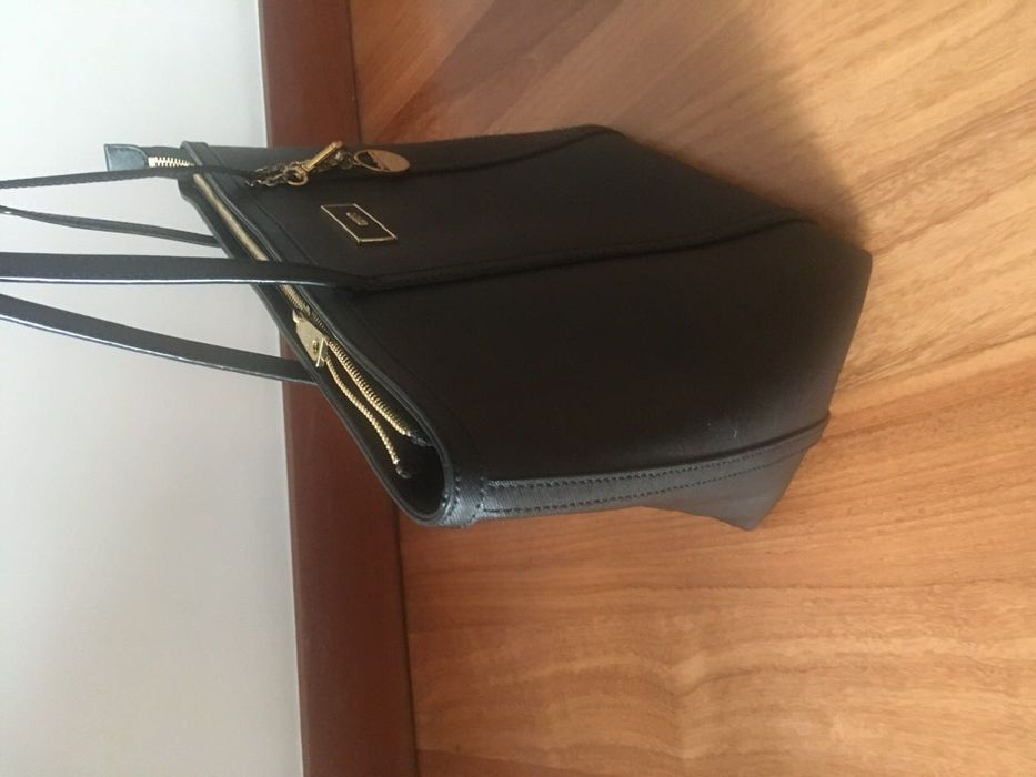 Mala Dkny preta como nova