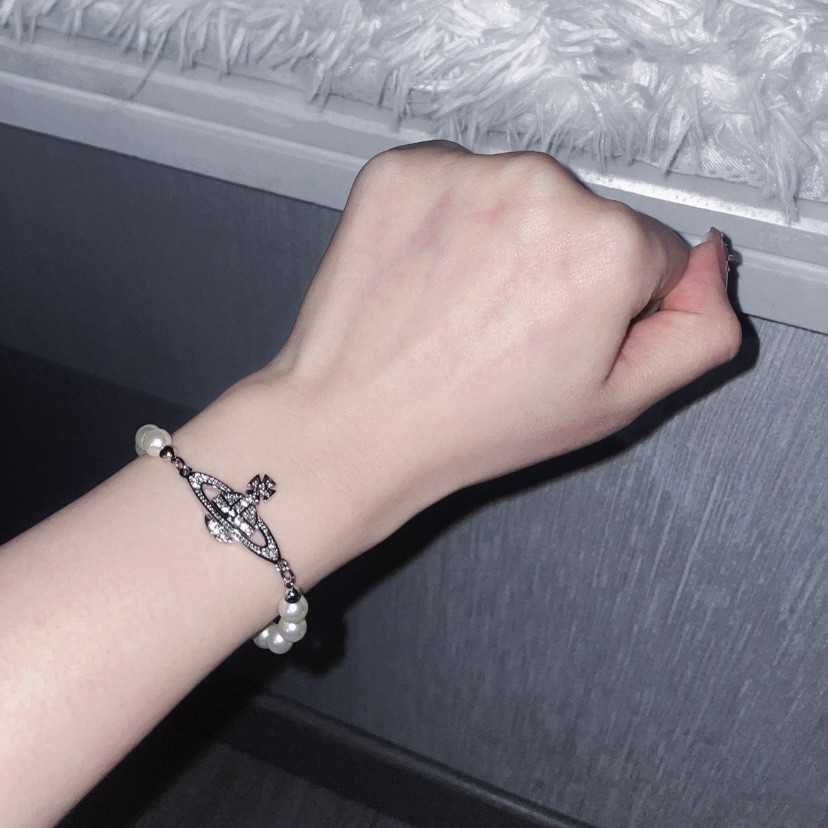 Bransoletka Vivienne Westwood w kolorze perłowo-srebrnym