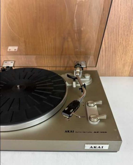 Gira discos - Akai AP100