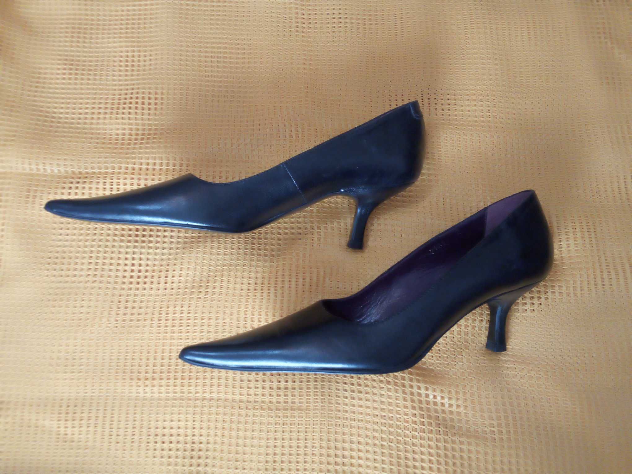 Sapatos de senhora da marca Charles, medida 35