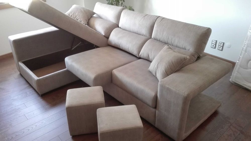 Sofa chaise com baú elevatório + 2 puffs NOVO