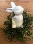 Wesoły porcelanowy ceramiczny  zajączek biały Wielkanoc