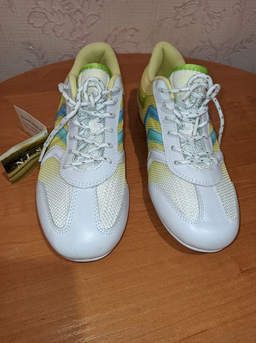 Кросівки дівочі, жіночі