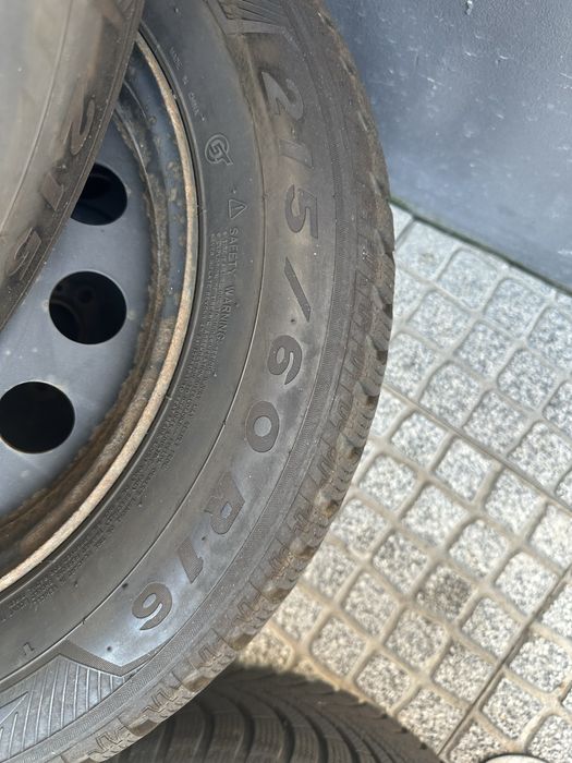 Pneus  215/60 r16 semi novos