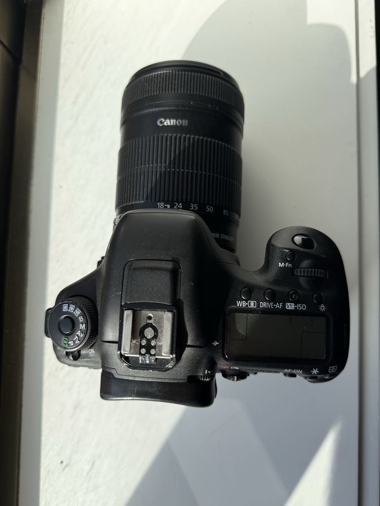 Canon 7D Mark II + lente EF-S 18-135 mm