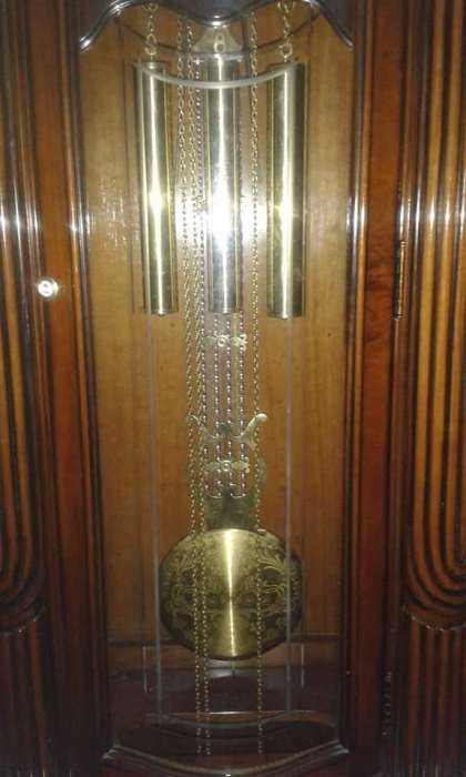 Móvel antigo com relógio