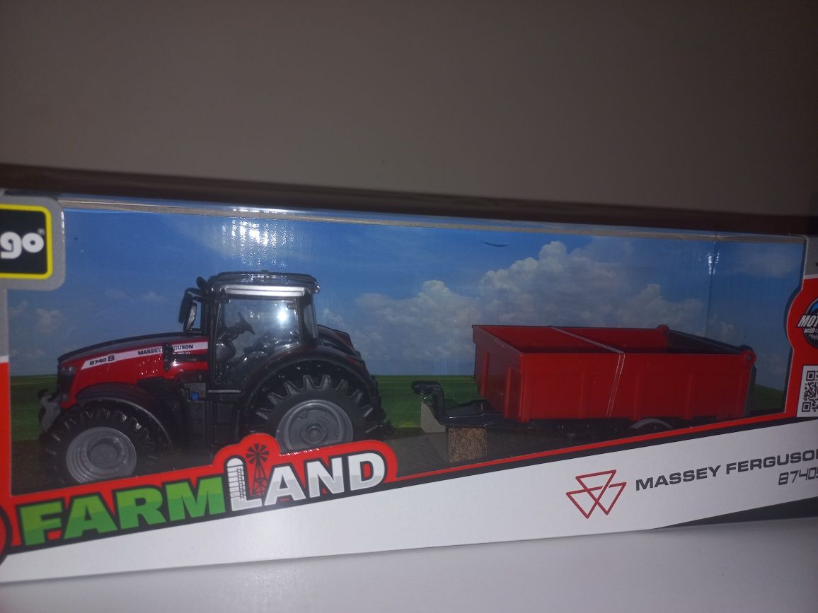 Bburago traktor Massey Fergusson z przyczepą 8740S ,10cm