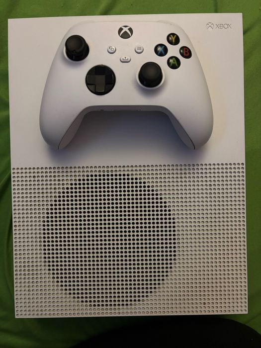 Xbox one s 1TB + pad + gta v