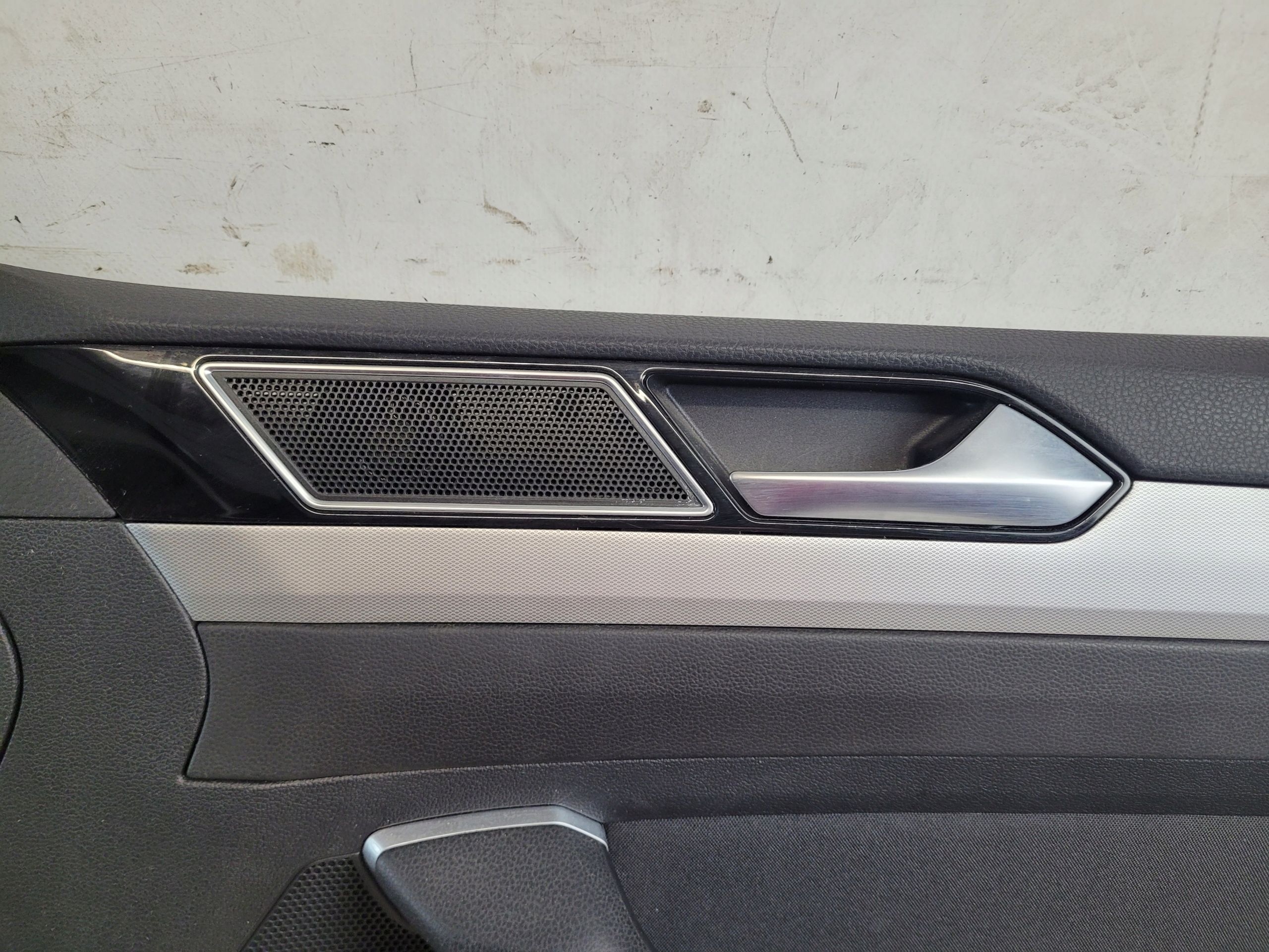 Boczek Tapicerka Klamka Drzwi Prawy przód VW Passat B8 Kombi 15r.