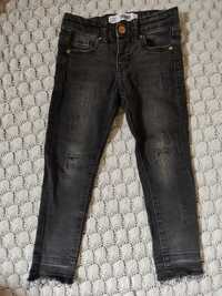 Spodnie jeansowe z przetarciami 104