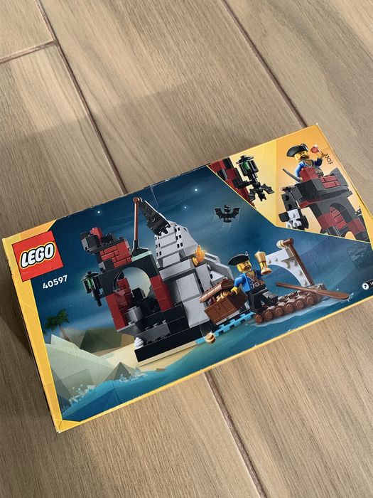 набір LEGO Creator "Scary Pirate Island" (40597)