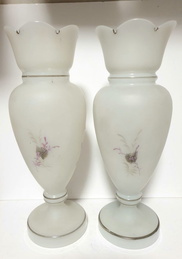 2 antigas jarras em vidro esmaltado à  mão - borboletas