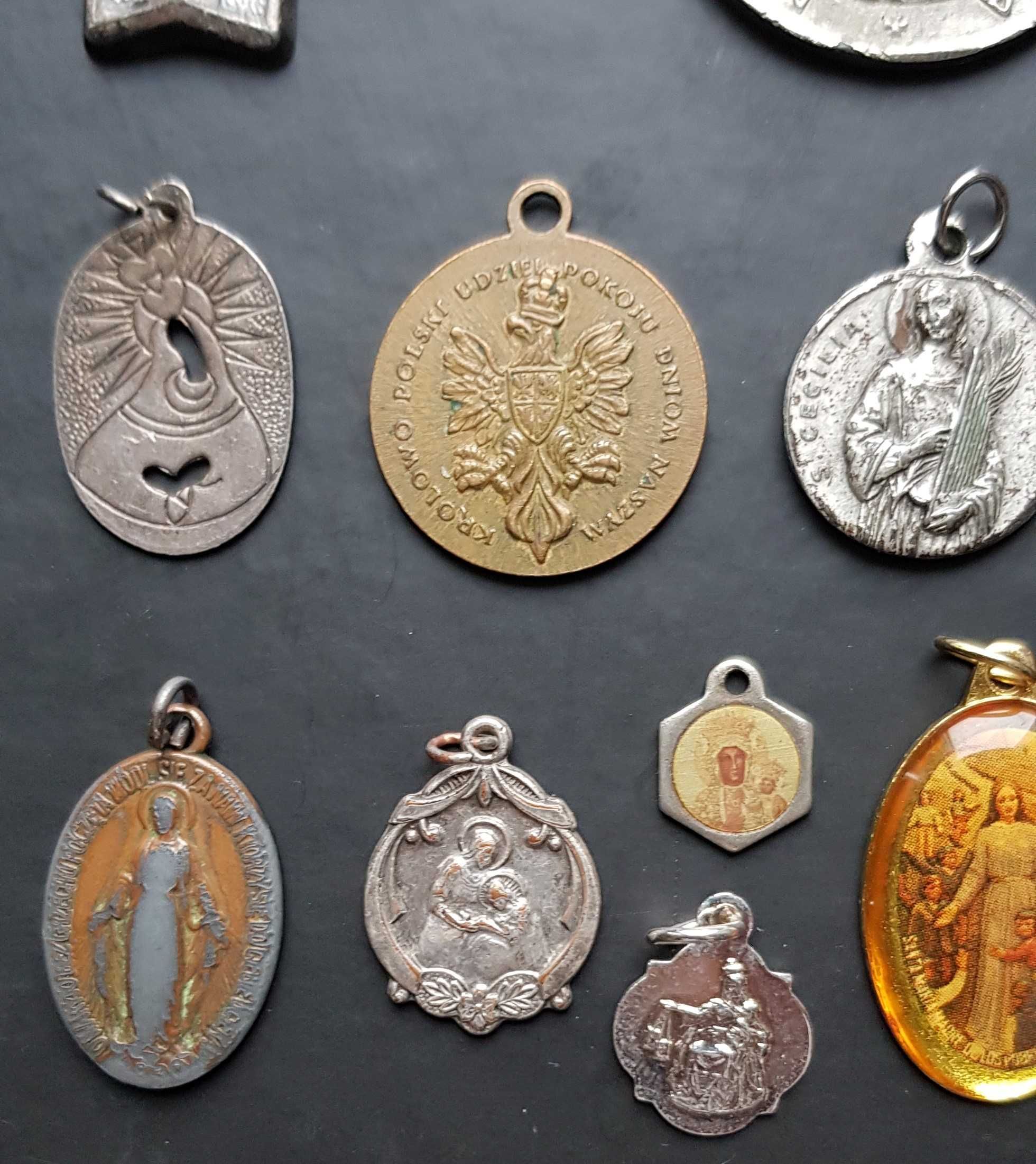 Kolekcja medalików, od dwudziestolecia międzywojennego, 19 sztuki
