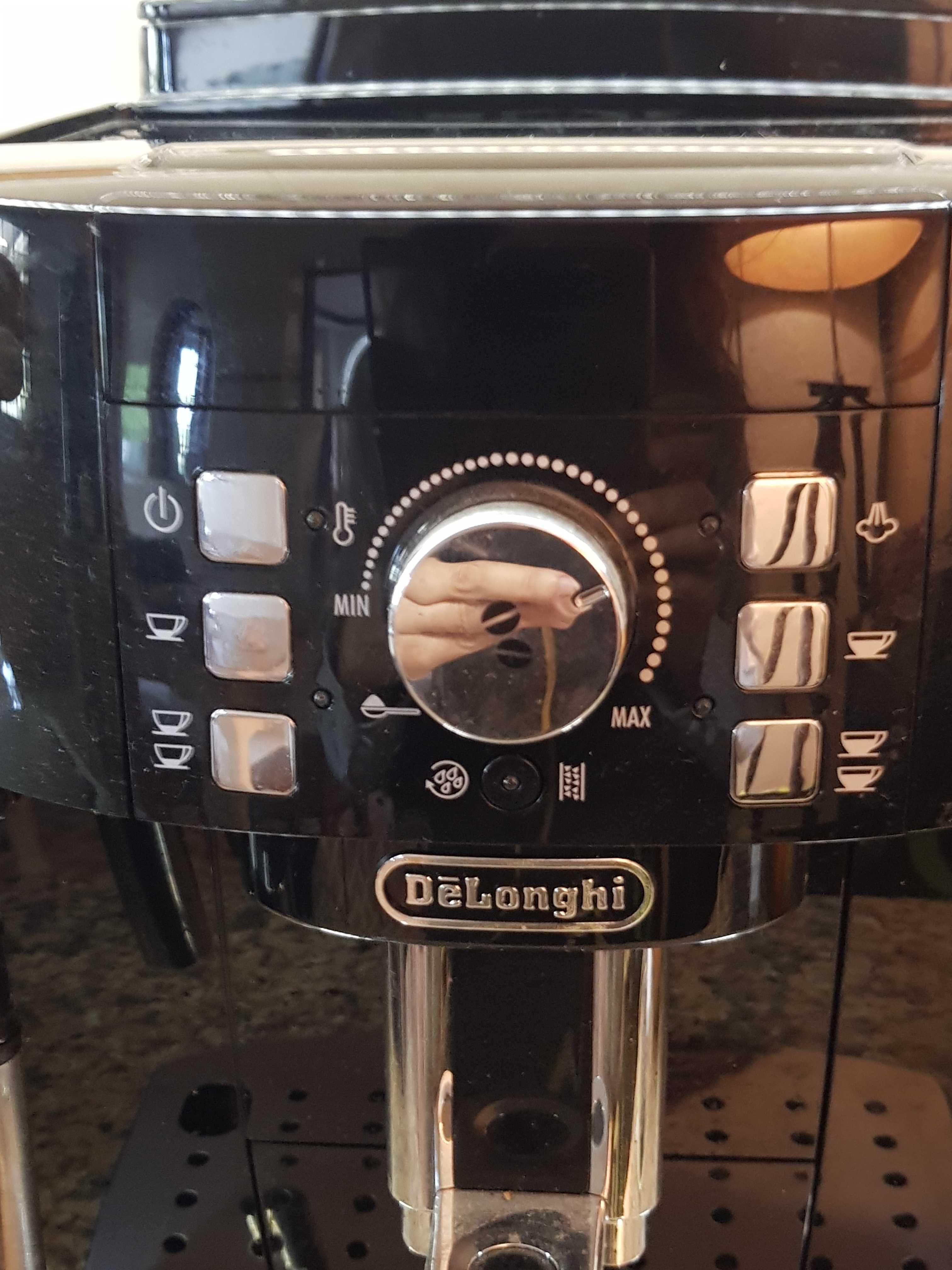 Vendo maquina de café Delonghi como nova.