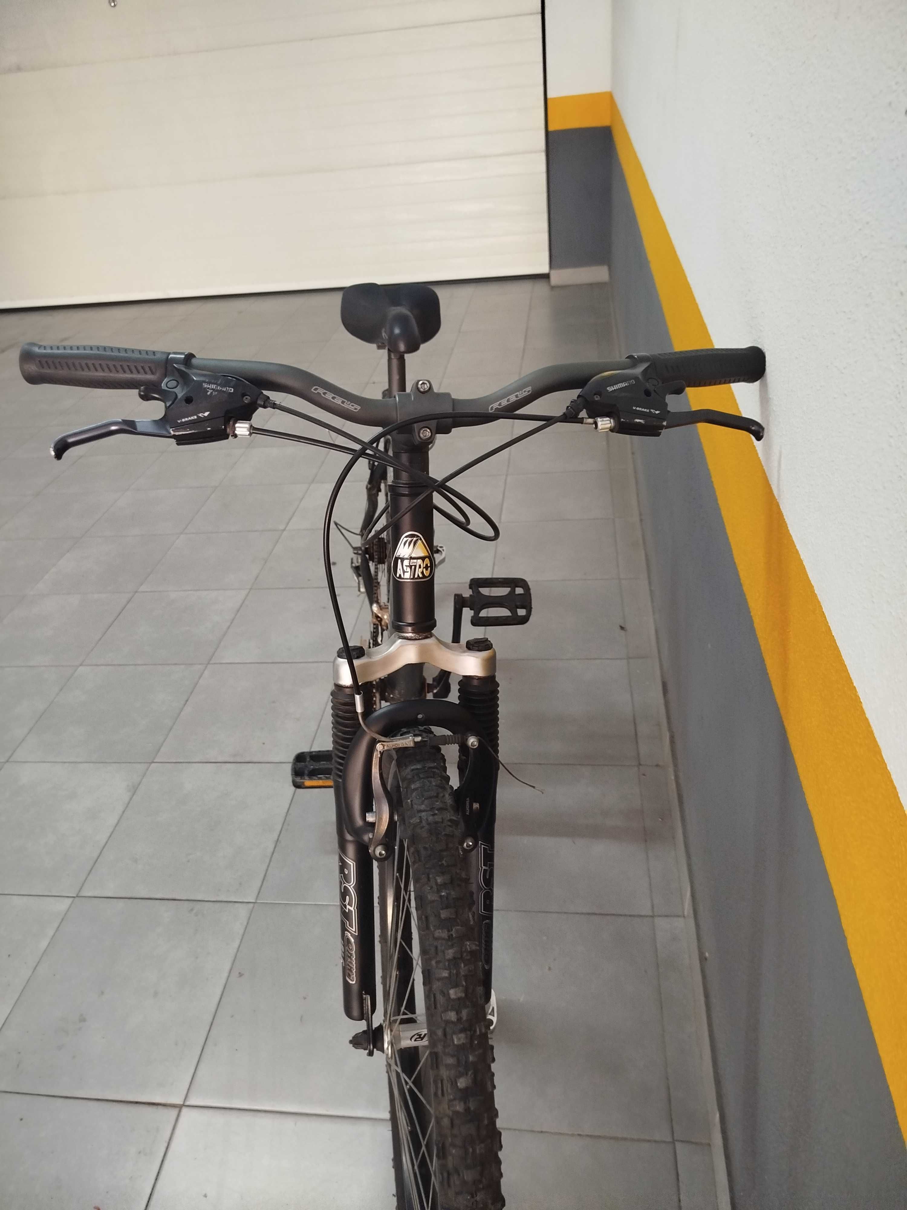 Bicicleta Astro montanha (MTB) com um aro de 26 polegadas.