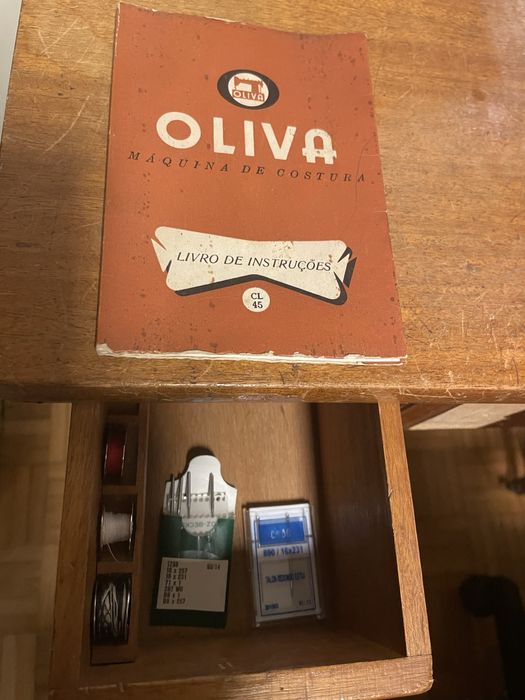Maquina de costura OLIVA a funcionar