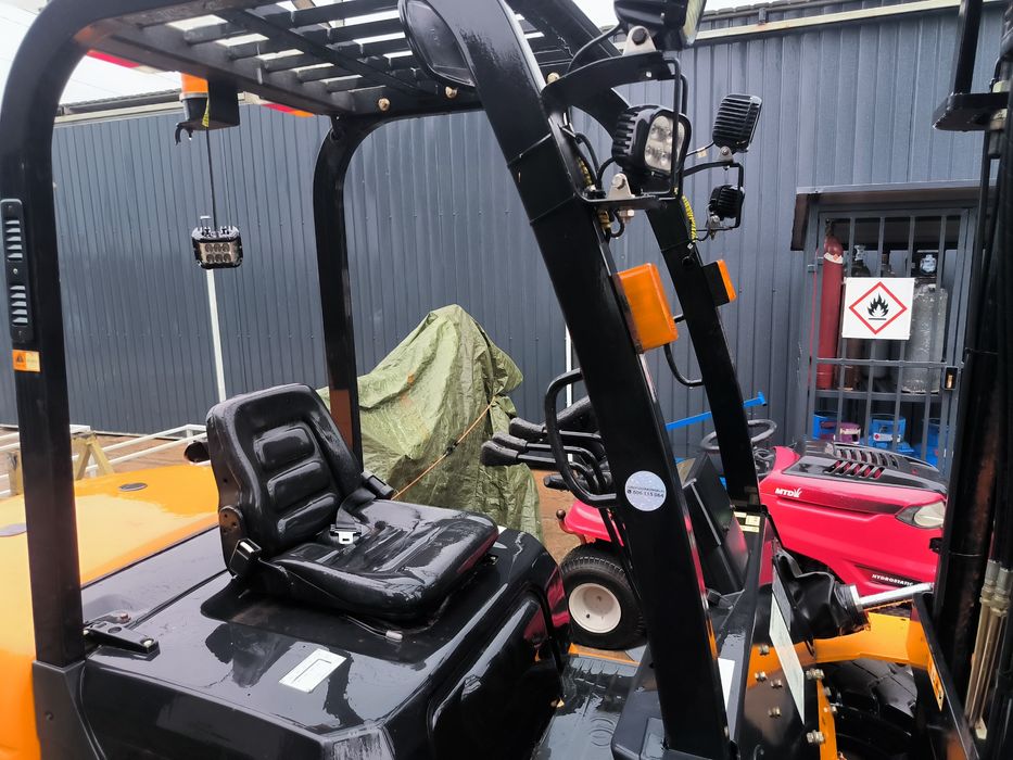 Wózek widłowy 3.5 t CPCD35N-RW27