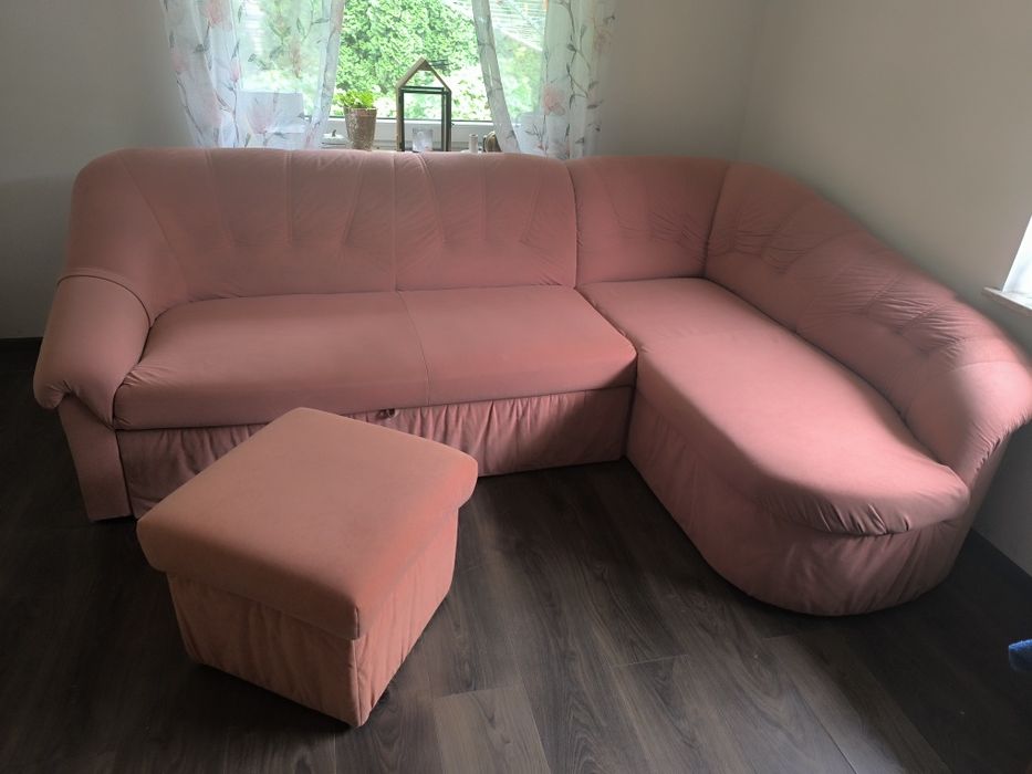 Sprzedam narożnik z pufą . Funkcja do spania  wygodna .