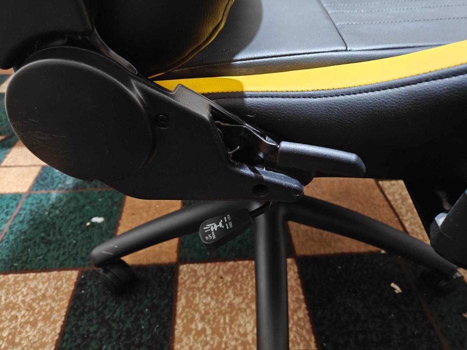 Геймерське крісло GT Racer X-2534-F — екошкіра. У відмінному стані!