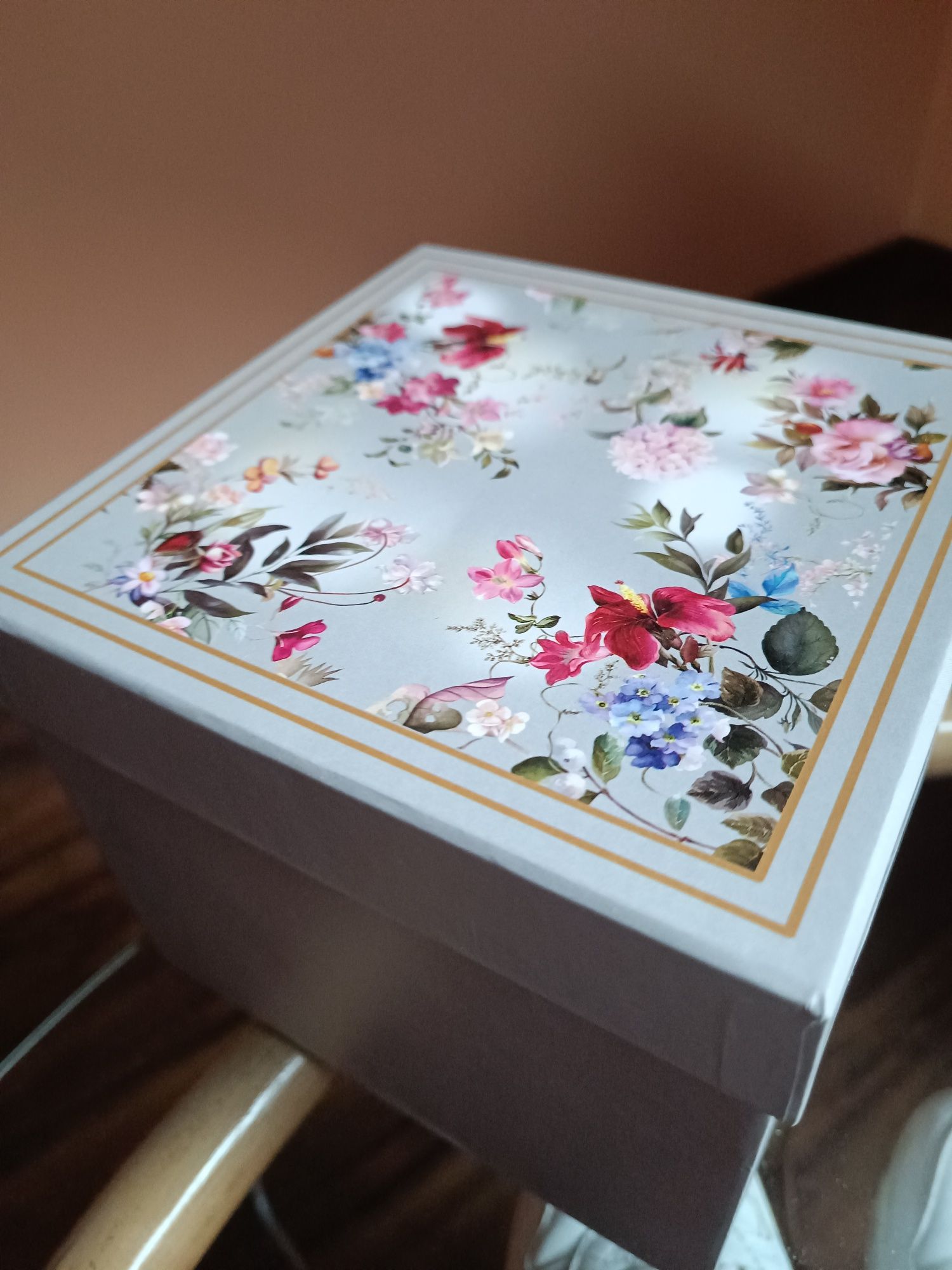 Porcelanowy komplet filiżanka talerz dzbanek