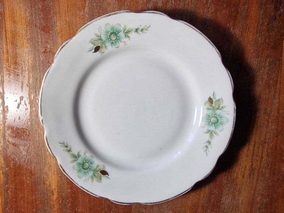 Тарелки селедочницы разные