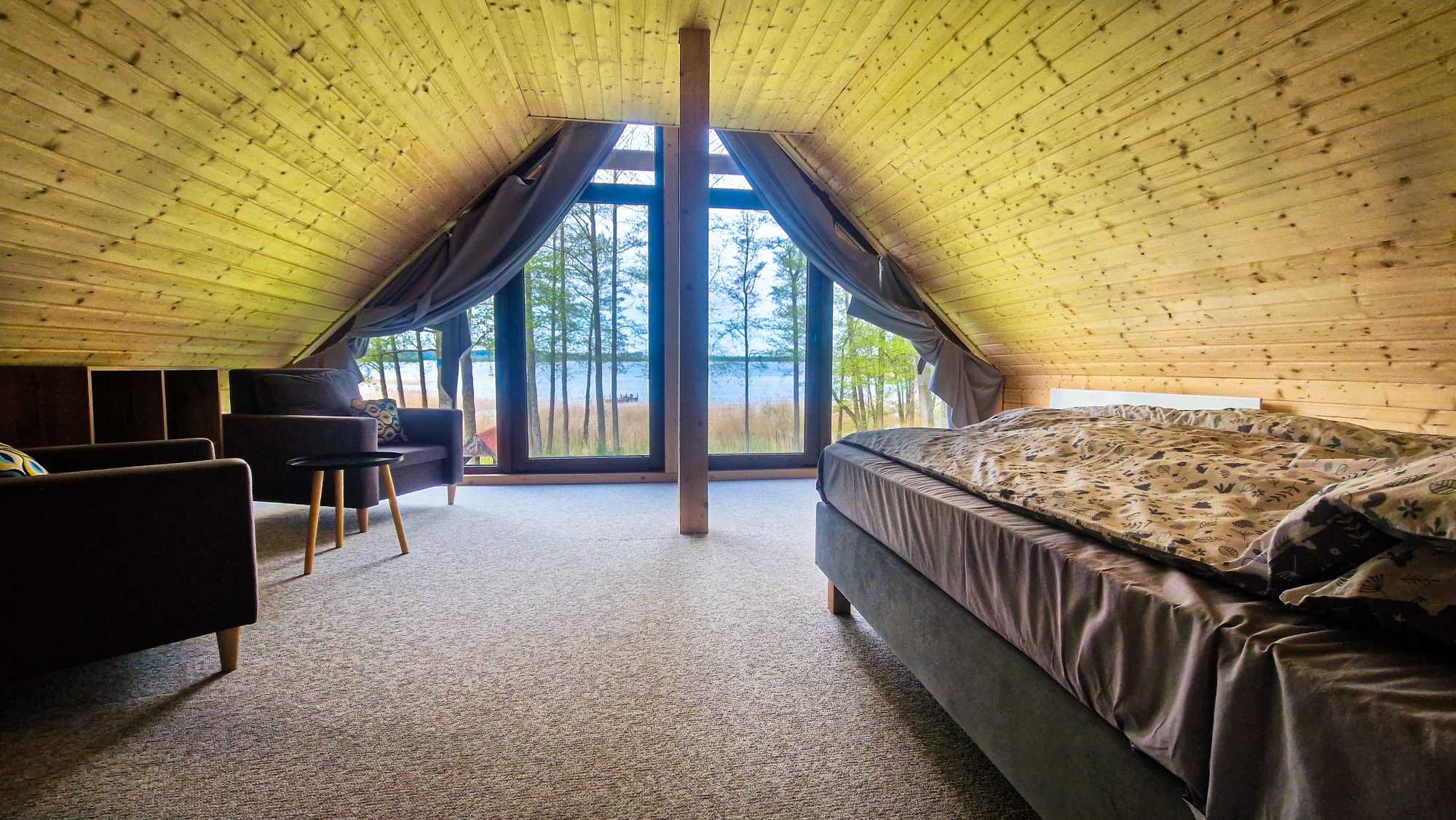 Domek nad jeziorem z linią brzegową Mazury OKAZAJ