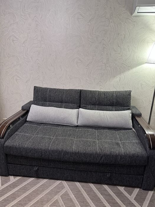 Розкладний диван у вітальню