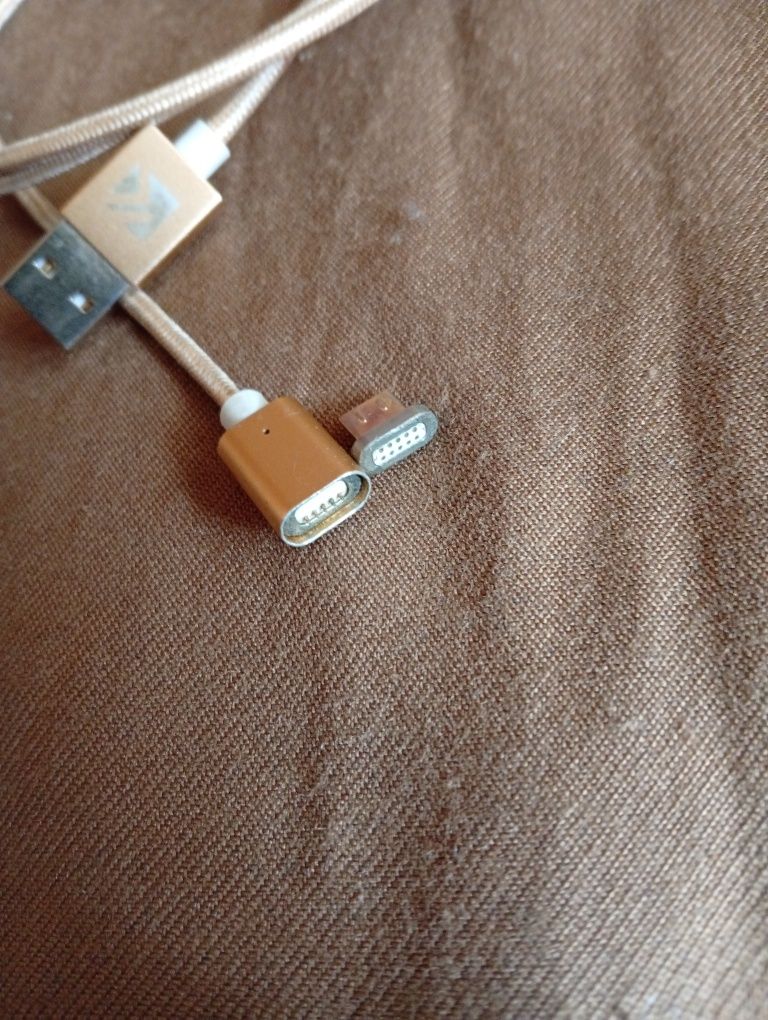 USB Кабель для зарядки телефона на магнитах.