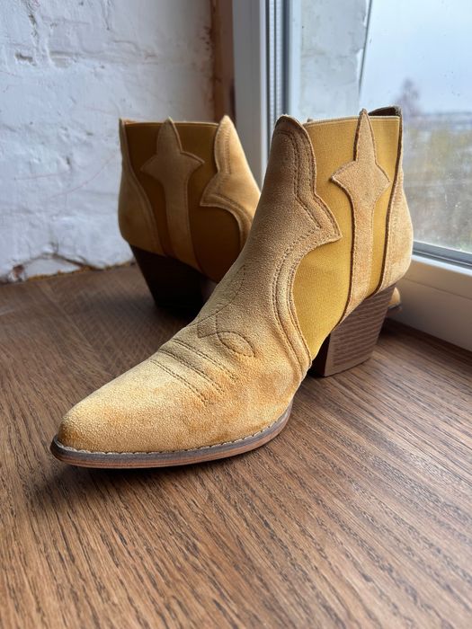 жіночі ковбойки,  чоботи з замші жовтого кольору.