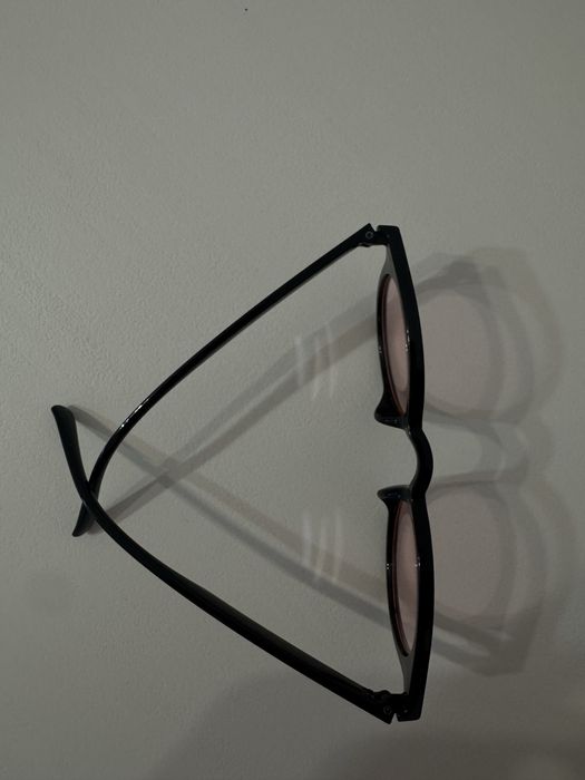 Óculos de sol pretos com lentes rosa