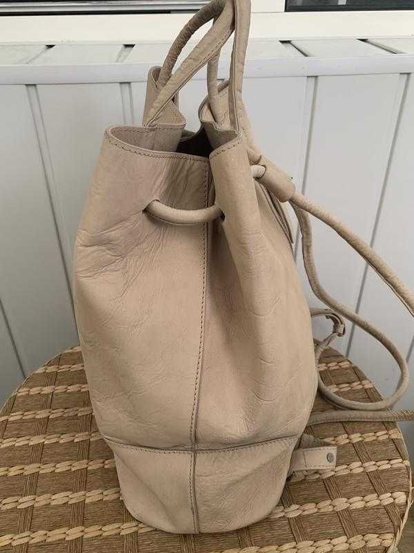 Кожаная сумка рюкзак цвета пыльной розы от nile
