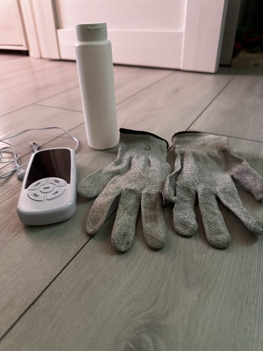 Електричний стимулятор м’язів з електродними масажними рукавичками