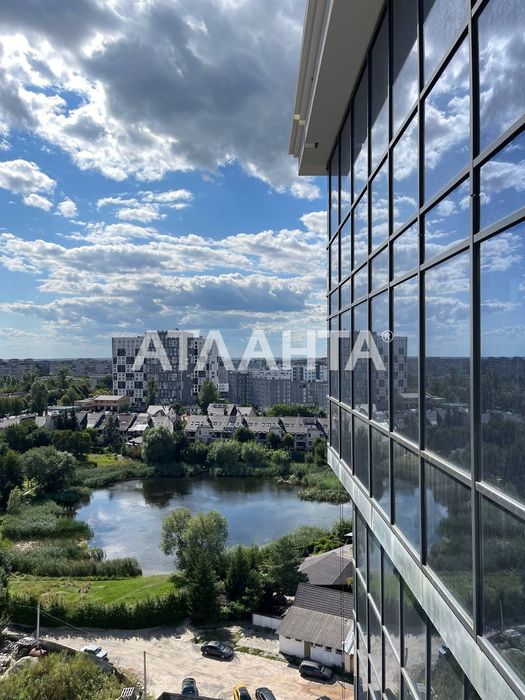 Продаж трикімнатної квартири з панорамним виглядом на озеро