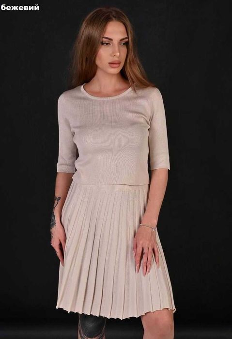 Продам женскую одежду:костюм.