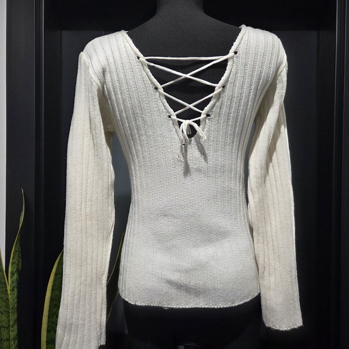 Śliczny sznurowany sweterek rozmiar M/38.