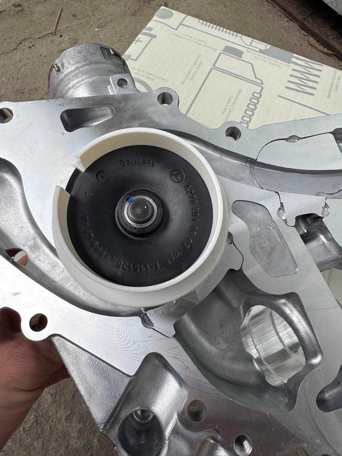 Насос водяной Mercedes M278 / ML W166 GL X166 E C207/W212 / CL / S222