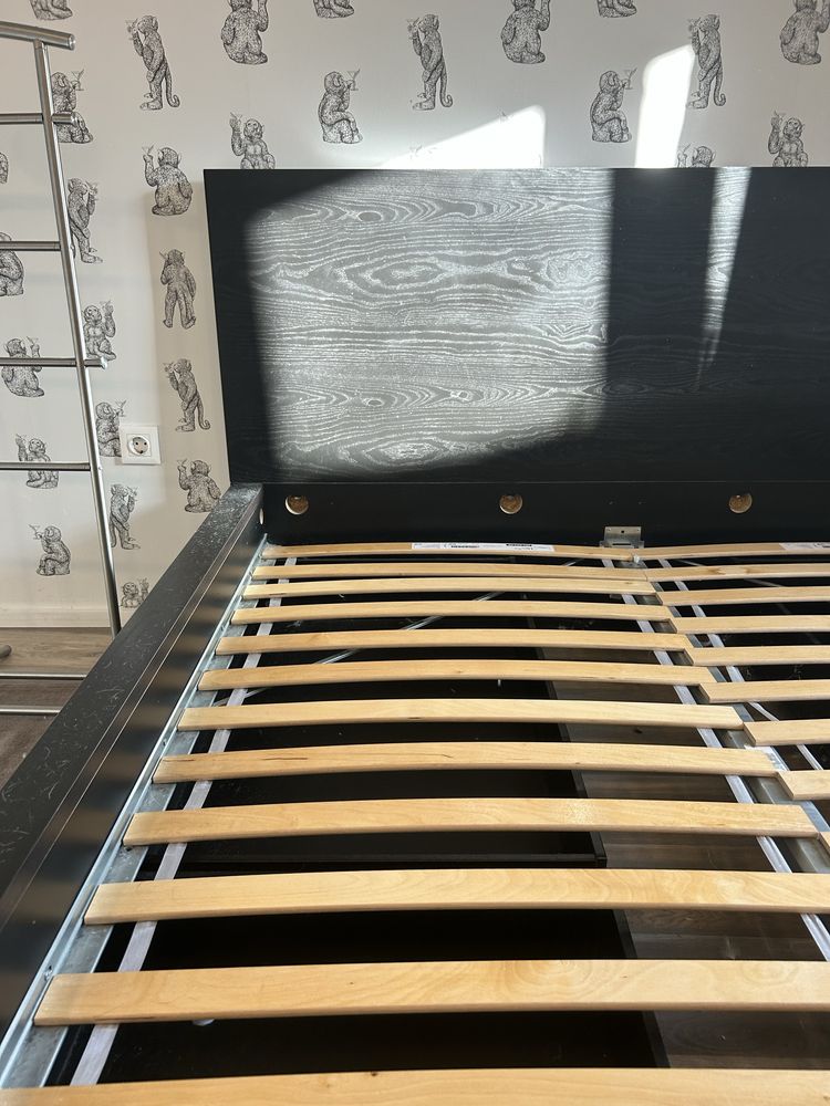 Cama Ikea castanha escura