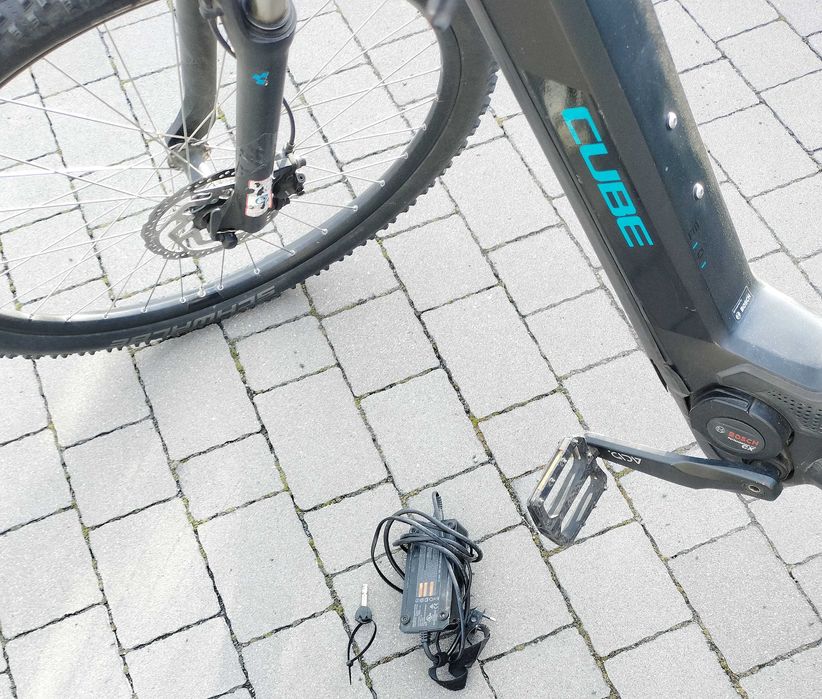 Rower Elektryczny Cube reaction on1 silnik Bosch