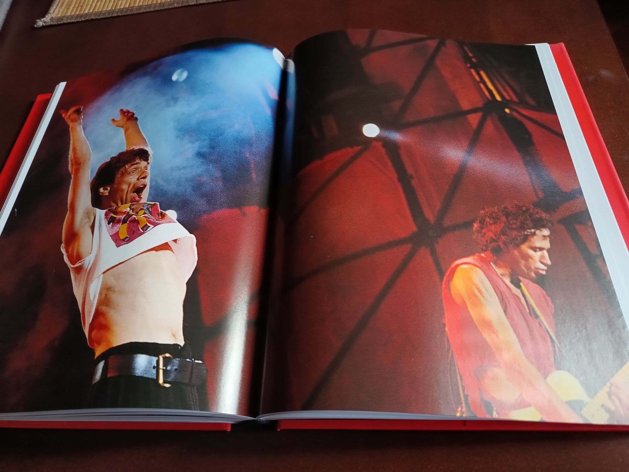 "According to The Rolling Stones." Książka ze wspomnieniami muzyków.