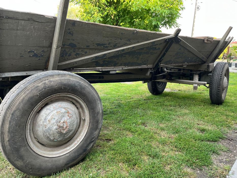 Wóz z zaczepem pod ciągnik