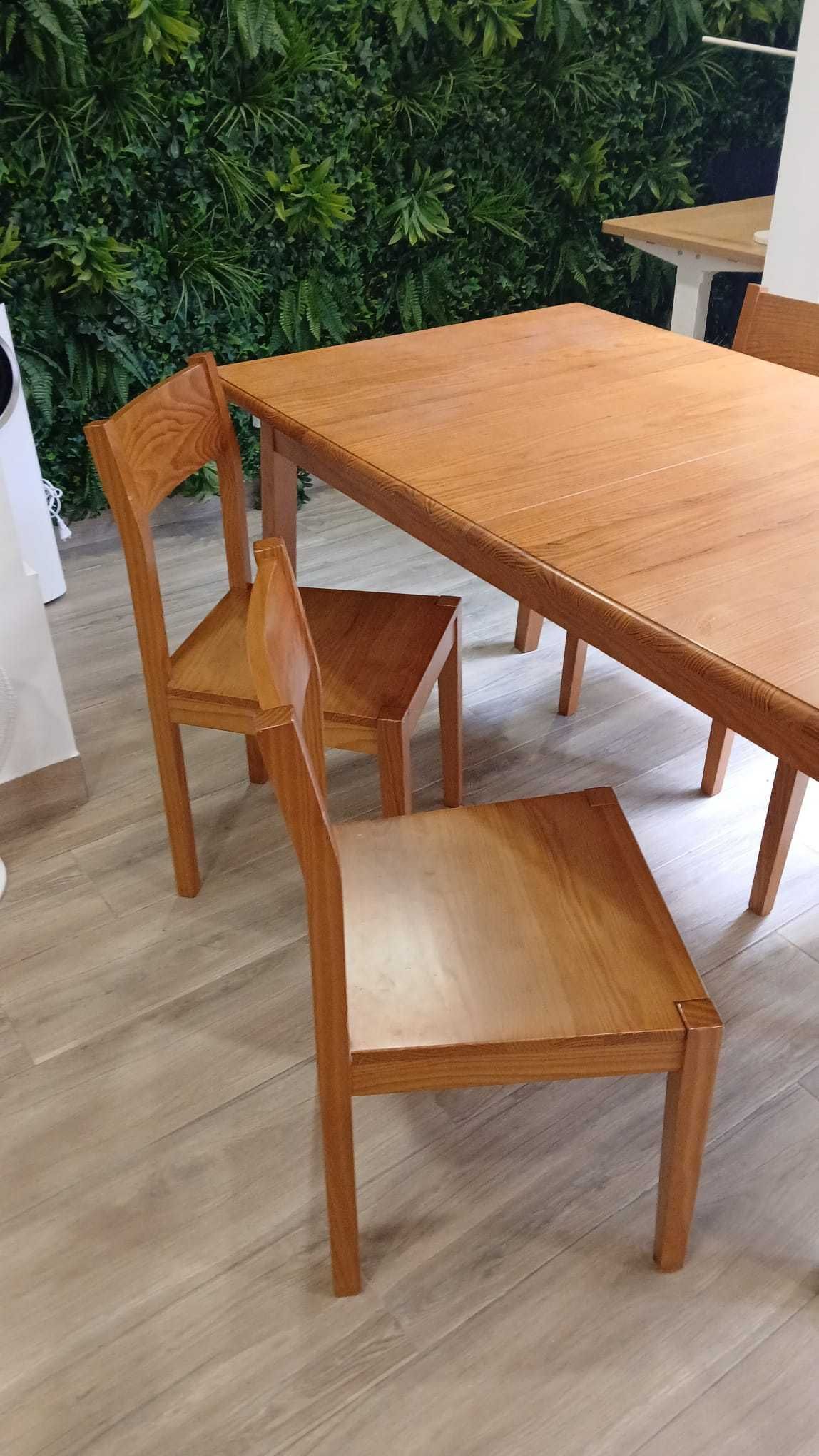 Mesa de madeira com 4 cadeiras