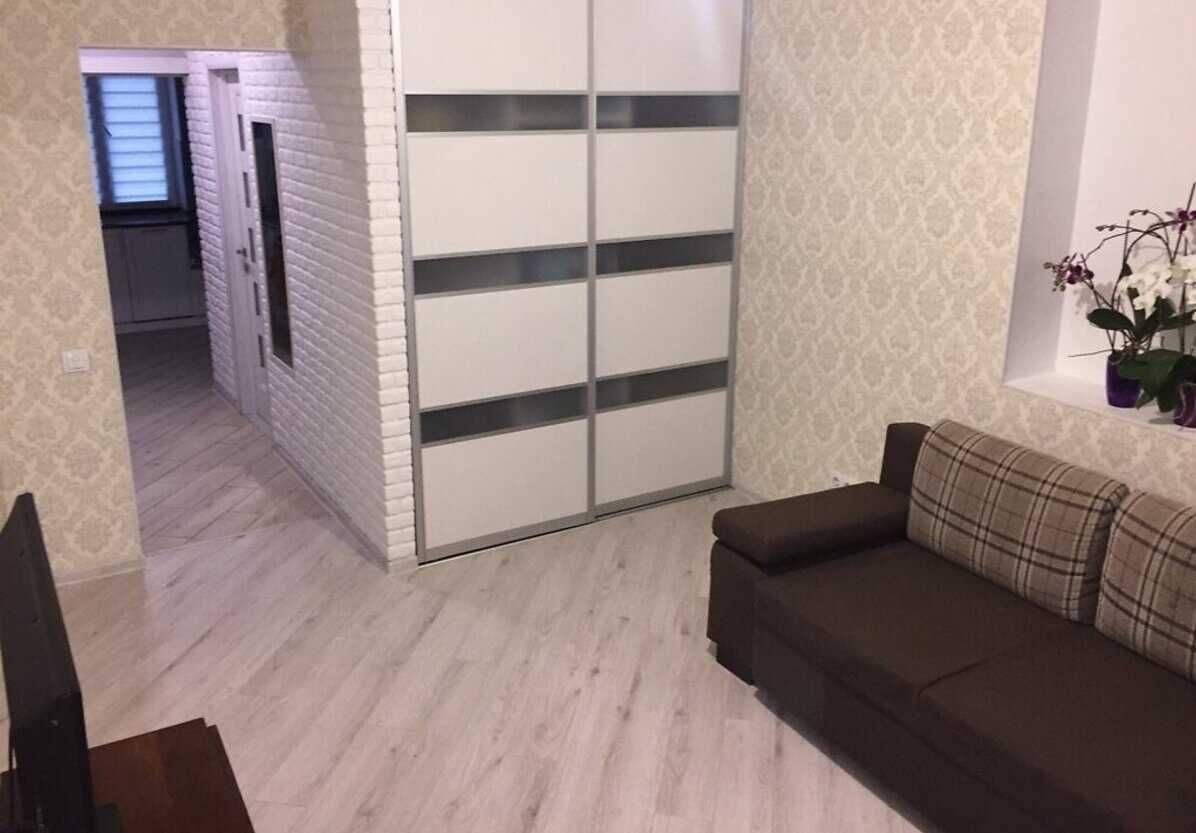Продається двокімнатна квартира в центрі м. Гнівань