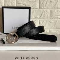 Черный кожаный ремень Gucci.