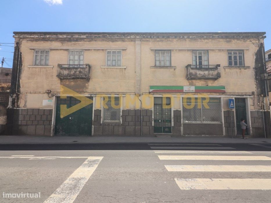 Armazém de Santa Catarina com 2 Apartamentos T3 + 450m2 terreno urbano